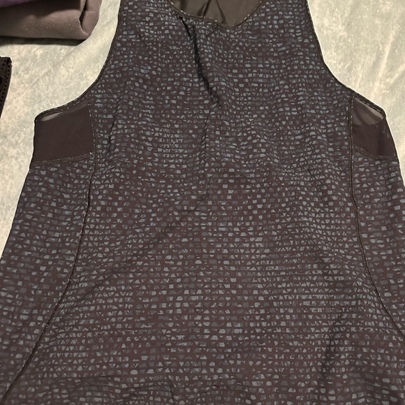 2 Lululemon tanks size 8 - Picture 1 of 3